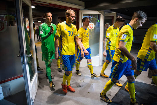 Sveriges spelare med målvakt Robin Olsen och Ola Toivonen