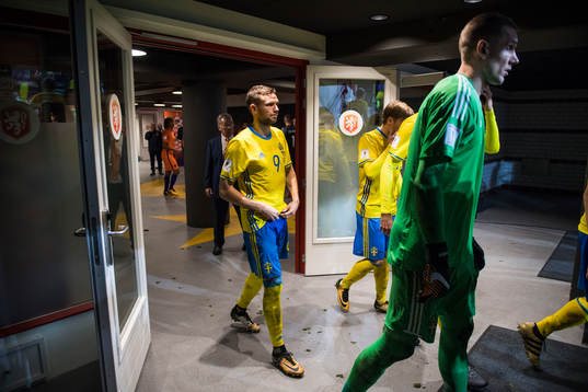 Sveriges Marcus Berg gör sig redo för andra halvlek