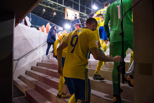 Sveriges Marcus Berg påväg ut till andra halvlek