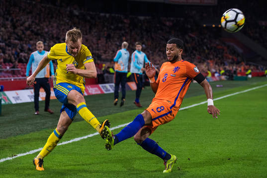 Sveriges Sebastian Larsson och Hollands Tonny Vilhena