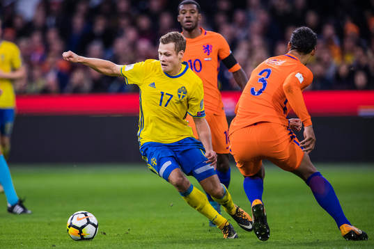 Sveriges Viktor Claesson och Hollands Virgil Van Dijk