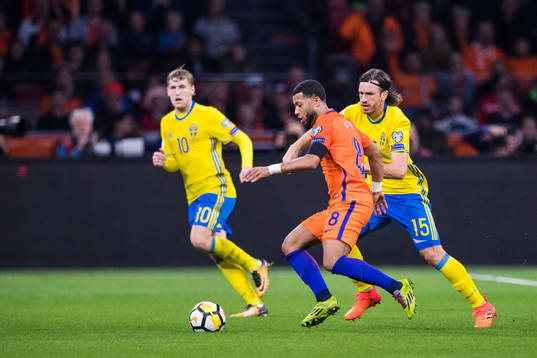 Sveriges Emil Forsberg och Gustav Svensson utmanas av