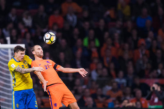 Sveriges Victor Nilsson Lindelöf och Hollands Bas Dost