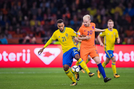 Sveriges Isaac Kiese Thelin mot Hollands Davy Klaassen