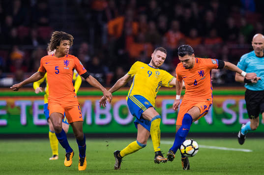 Hollands Nathan Ake och Hollands Karim Rekik mot Sveriges