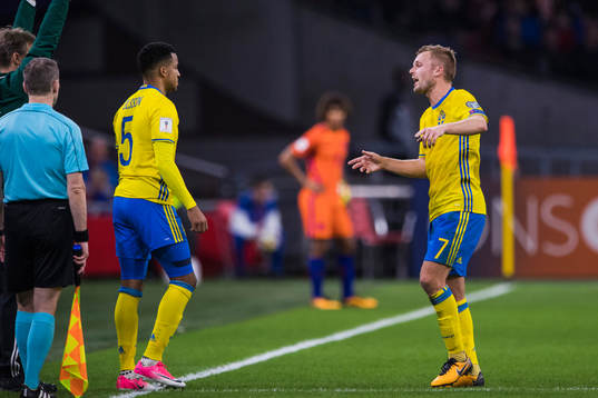 Sveriges Sebastian Larsson byts ut mot Martin Olsson