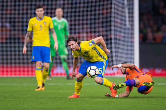 Sveriges Gustav Svensson tar sig förbi Hollands Tonny