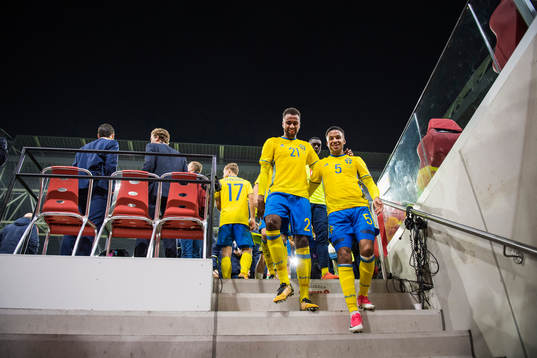 Sveriges Isaac Kiese Thelin och Martin Olsson lämnar arenan