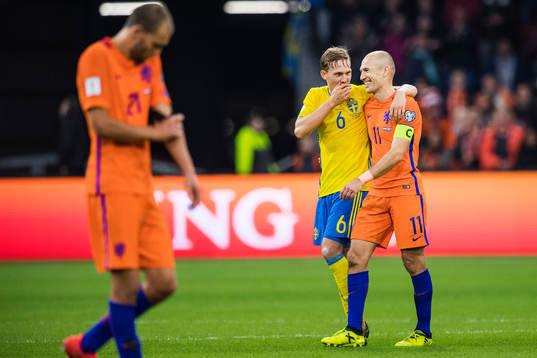 Sveriges Ludwig Augustinsson och Hollands Arjen Robben