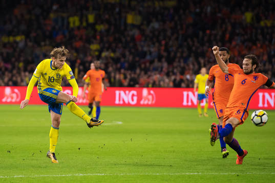 Sveriges Emil Forsberg skjuter ett skott