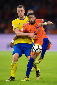 Sveriges Jakob Johansson och Hollands Tonny Vilhena