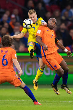 Sveriges Sebastian Larsson i en närkamp med Hollands Ryan