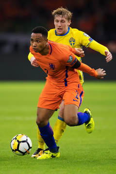 Hollands Daryl Janmaat framför Sveriges Emil Forsberg
