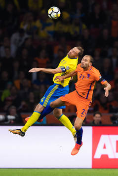 Sveriges Andreas Granqvist i en nickduell med Hollands Bas