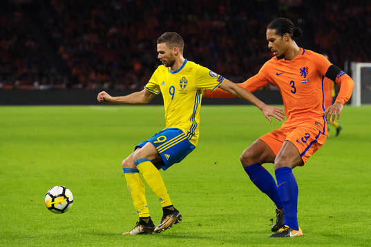 Sveriges Marcus Berg och Hollands Virgil Van Dijk