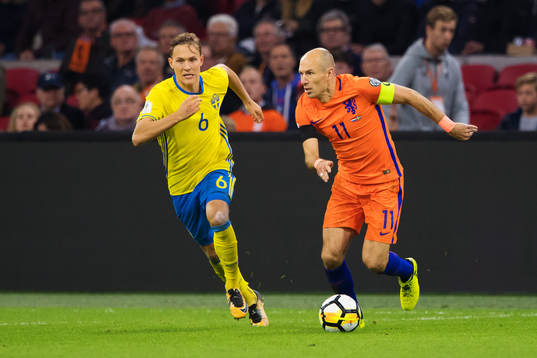 Sveriges Ludwig Augustinsson och Hollands Arjen Robben
