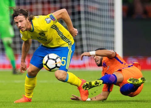 Sveriges Gustav Svensson i en duell med Hollands Tonny