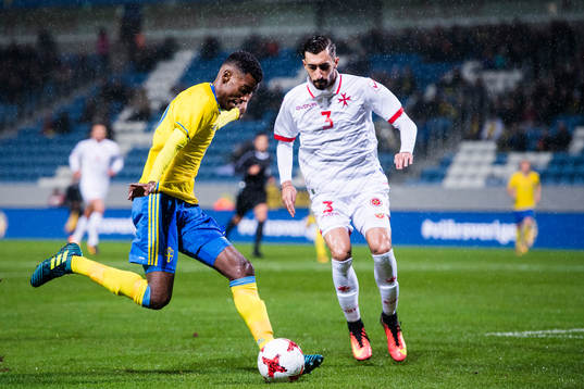 Sveriges Alexander Isak och Maltas Kurt Zammit