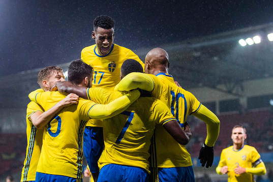 Sveriges Alexander Isak jublar