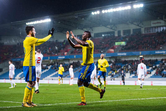 Sveriges Isak Ssewankambo gör 1-0 och jublar med Joel