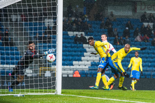 Sveriges Carlos Strandberg och Alexander Isak gör 3-0