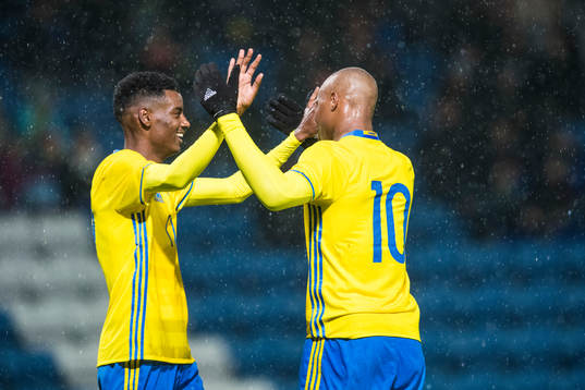 Sveriges Carlos Strandberg och Alexander Isak jublar