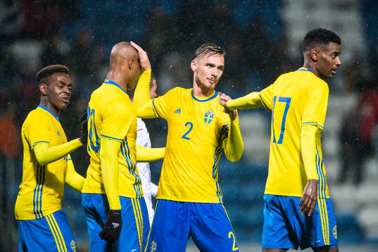 Sveriges Carlos Strandberg och Alexander Isak gör 3-0 och