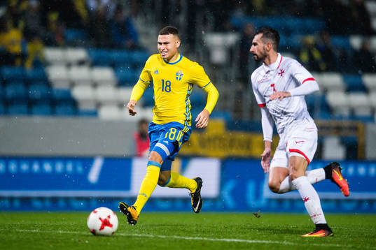 Sveriges Jordan Larsson och Maltas Joseph Mbong