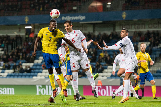 Sveriges Isak Ssewankambo och Maltas Matthew Guillaumier