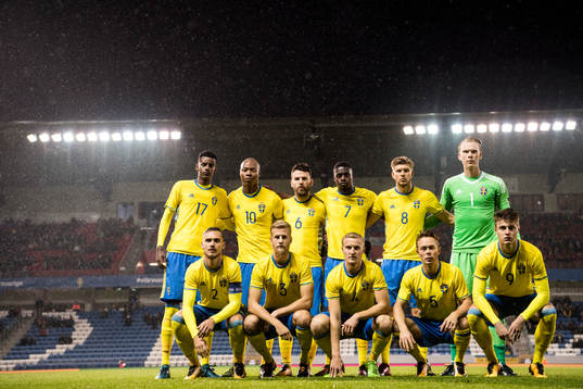 Sveriges startelva ställer upp för en lagbild, övre