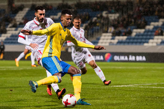 Sveriges Alexander Isak och Maltas Kurt Zammit