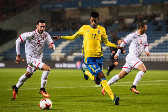 Sveriges Alexander Isak med bollen