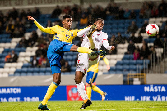 Sveriges Alexander Isak och Maltas Joseph Mbong