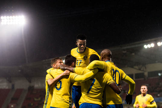 Sveriges spelare med Alexander Isak (m) jublar