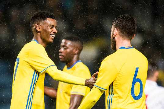 Sveriges Alexander Isak jublar med Erdal Rakip