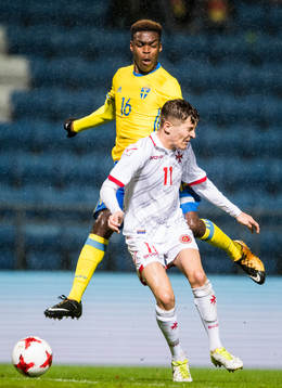 Sveriges Joel Asoro och Maltas Myles Beerman
