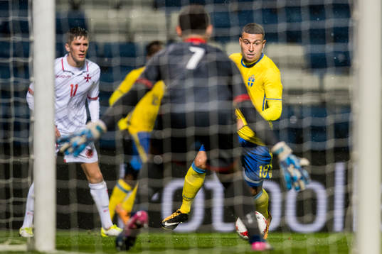 Sveriges Jordan Larsson utmanar Maltas målvakt Philip