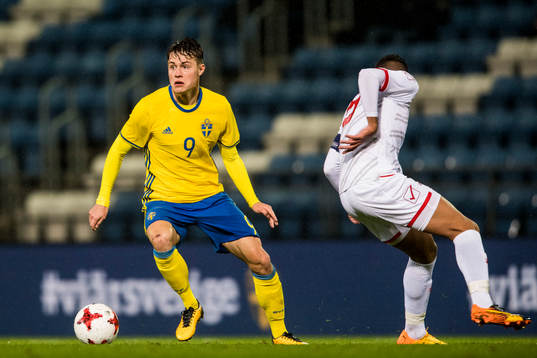 Sveriges Mattias Svanberg och Maltas Jake Grech