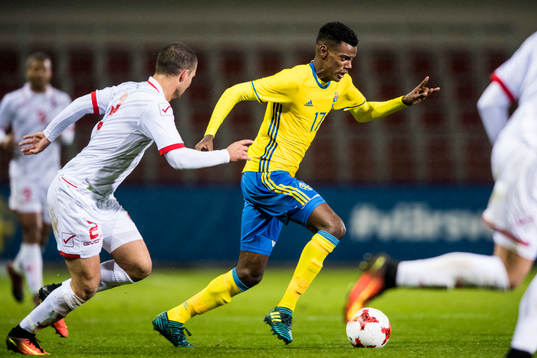 Sveriges Alexander Isak och Maltas Jean Borg