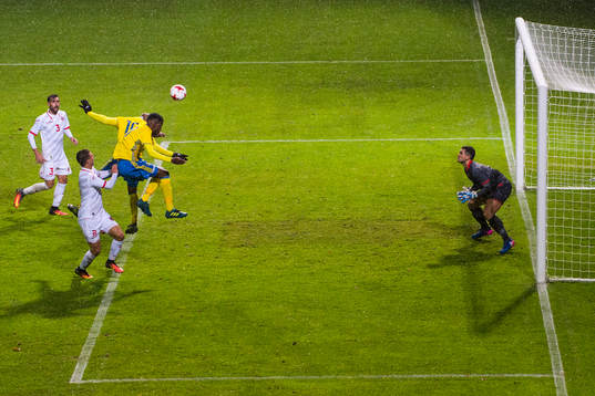Sveriges Carlos Strandberg och Alexander Isak gör 3-0 i en