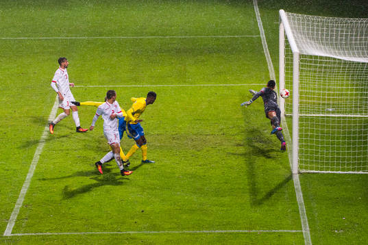 Sveriges Carlos Strandberg och Alexander Isak gör 3-0 i en