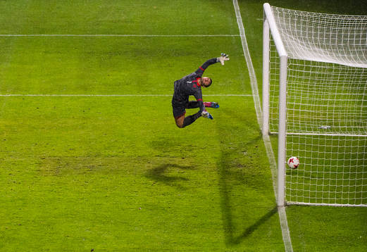 Sveriges Carlos Strandberg (ej i bild) gör 2-0 bakom