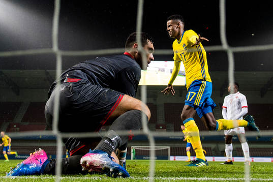 Sveriges Alexander Isak jublar framför Maltas målvakt