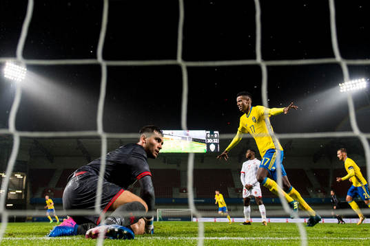 Sveriges Alexander Isak jublar framför Maltas målvakt
