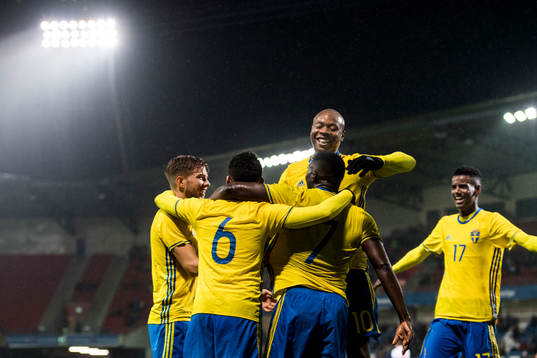 Sveriges Carlos Strandberg jublar med Isak Ssewankambo