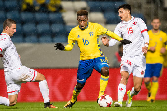 Sveriges Joel Asoro och Maltas Dexter Xuereb