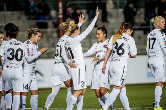 Rosengårds Anja Mittag jublar i mitten