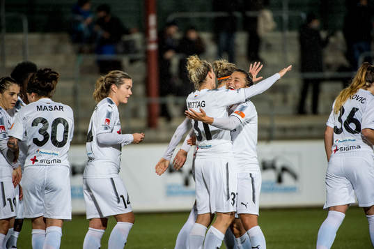 Rosengårds Anja Mittag jublar i mitten