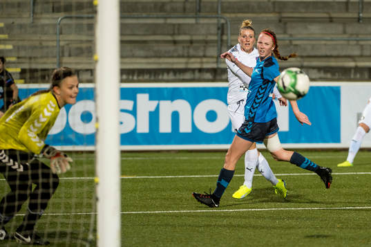 Rosengårds Anja Mittag mot Olimpia Clujs målvakt Jillian