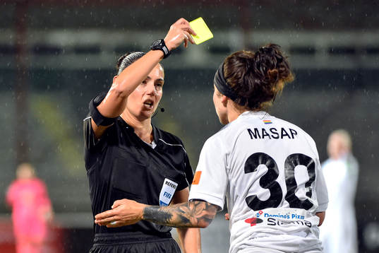 Domaren Efthalia Mitsi ger Rosengårds Ella Masar McLeod